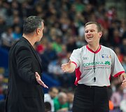 Dirkas Bauermannas diskutuoja su teisėju