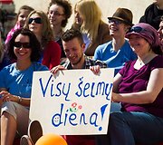 Motinos dienos proga Vilniaus Vingio parke &bdquo;Įvairovės namų&ldquo; savanoriai surengė &scaron;eimų &scaron;ventę.