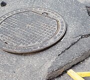 Sostinėje Vilniaus gatveje atsivėrė smegduobė