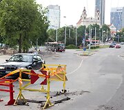 Sostinėje Vilniaus gatveje atsivėrė smegduobė