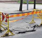 Sostinėje Vilniaus gatveje atsivėrė smegduobė