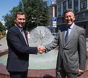 Vilniaus meras Artūras Zuokas ir &bdquo;Berlin Chemie Menarini Baltic&ldquo; generalinis direktorius Algimantas Blažys