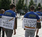 Antradienio vakarą Vilniuje &scaron;alia Vyriausybės grupelė liberalaus jaunimo su rožiniais akiniais praeiviams dalino lankstinukus &bdquo;dėkodami&ldquo; Seimui už priimtas Nepilnamečių apsaugos nuo neigiamo vie&scaron;osios infomacijos įstatymo pataisas.