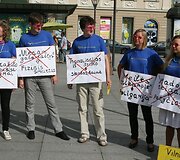 Antradienio vakarą Vilniuje &scaron;alia Vyriausybės grupelė liberalaus jaunimo su rožiniais akiniais praeiviams dalino lankstinukus &bdquo;dėkodami&ldquo; Seimui už priimtas Nepilnamečių apsaugos nuo neigiamo vie&scaron;osios infomacijos įstatymo pataisas.