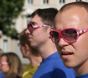 Antradienio vakarą Vilniuje &scaron;alia Vyriausybės grupelė liberalaus jaunimo su rožiniais akiniais praeiviams dalino lankstinukus &bdquo;dėkodami&ldquo; Seimui už priimtas Nepilnamečių apsaugos nuo neigiamo vie&scaron;osios infomacijos įstatymo pataisas.