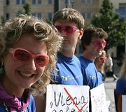 Antradienio vakarą Vilniuje &scaron;alia Vyriausybės grupelė liberalaus jaunimo su rožiniais akiniais praeiviams dalino lankstinukus &bdquo;dėkodami&ldquo; Seimui už priimtas Nepilnamečių apsaugos nuo neigiamo vie&scaron;osios infomacijos įstatymo pataisas.