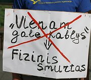 Antradienio vakarą Vilniuje &scaron;alia Vyriausybės grupelė liberalaus jaunimo su rožiniais akiniais praeiviams dalino lankstinukus &bdquo;dėkodami&ldquo; Seimui už priimtas Nepilnamečių apsaugos nuo neigiamo vie&scaron;osios infomacijos įstatymo pataisas.