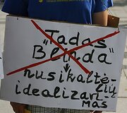 Antradienio vakarą Vilniuje &scaron;alia Vyriausybės grupelė liberalaus jaunimo su rožiniais akiniais praeiviams dalino lankstinukus &bdquo;dėkodami&ldquo; Seimui už priimtas Nepilnamečių apsaugos nuo neigiamo vie&scaron;osios infomacijos įstatymo pataisas.