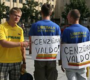Antradienio vakarą Vilniuje &scaron;alia Vyriausybės grupelė liberalaus jaunimo su rožiniais akiniais praeiviams dalino lankstinukus &bdquo;dėkodami&ldquo; Seimui už priimtas Nepilnamečių apsaugos nuo neigiamo vie&scaron;osios infomacijos įstatymo pataisas.