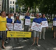 Antradienio vakarą Vilniuje &scaron;alia Vyriausybės grupelė liberalaus jaunimo su rožiniais akiniais praeiviams dalino lankstinukus &bdquo;dėkodami&ldquo; Seimui už priimtas Nepilnamečių apsaugos nuo neigiamo vie&scaron;osios infomacijos įstatymo pataisas.