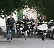 Devyni kovinėmis uniformomis apsirengę ugniagesiai 11 val. ryto dviračiais atvyko į Daukanto aik&scaron;tę.