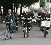 Devyni kovinėmis uniformomis apsirengę ugniagesiai 11 val. ryto dviračiais atvyko į Daukanto aik&scaron;tę.
