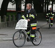Devyni kovinėmis uniformomis apsirengę ugniagesiai 11 val. ryto dviračiais atvyko į Daukanto aik&scaron;tę.