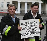 Devyni kovinėmis uniformomis apsirengę ugniagesiai 11 val. ryto dviračiais atvyko į Daukanto aik&scaron;tę.