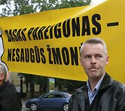 Devyni kovinėmis uniformomis apsirengę ugniagesiai 11 val. ryto dviračiais atvyko į Daukanto aik&scaron;tę.