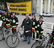 Devyni kovinėmis uniformomis apsirengę ugniagesiai 11 val. ryto dviračiais atvyko į Daukanto aik&scaron;tę.