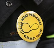 Devyni kovinėmis uniformomis apsirengę ugniagesiai 11 val. ryto dviračiais atvyko į Daukanto aik&scaron;tę.