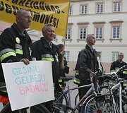 Devyni kovinėmis uniformomis apsirengę ugniagesiai 11 val. ryto dviračiais atvyko į Daukanto aik&scaron;tę.