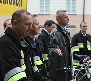 Devyni kovinėmis uniformomis apsirengę ugniagesiai 11 val. ryto dviračiais atvyko į Daukanto aik&scaron;tę.