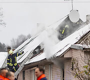 Ugniagesiai nuskubėjo gesinti Vilniaus Užupyje užsiliepsnojusio medinio namo