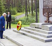 Shimonas Peresas kartu su Lietuvos vadove Dalia Grybauskaite Panerių memoriale pagerbė Holokausto aukas.