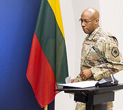 Charles Q. Brown Jr. ir Valdemaras Rup&scaron;ys