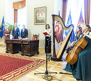 Vilniaus miesto 700 metų jubiliejui skirtą i&scaron;kilmingą vėliavų pakėlimo ceremoniją