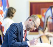 Vilniaus miesto 700 metų jubiliejui skirtą i&scaron;kilmingą vėliavų pakėlimo ceremoniją