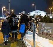 Žmogaus teisių gynėjai ir aktyvistai surengė protestą prie&scaron; deportaciją