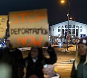 Žmogaus teisių gynėjai ir aktyvistai surengė protestą prie&scaron; deportaciją