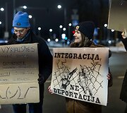 Žmogaus teisių gynėjai ir aktyvistai surengė protestą prie&scaron; deportaciją