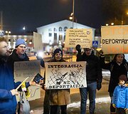 Žmogaus teisių gynėjai ir aktyvistai surengė protestą prie&scaron; deportaciją