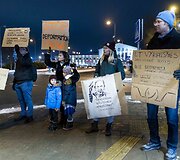 Žmogaus teisių gynėjai ir aktyvistai surengė protestą prie&scaron; deportaciją