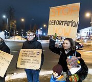 Žmogaus teisių gynėjai ir aktyvistai surengė protestą prie&scaron; deportaciją