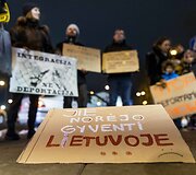 Žmogaus teisių gynėjai ir aktyvistai surengė protestą prie&scaron; deportaciją