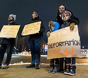 Žmogaus teisių gynėjai ir aktyvistai surengė protestą prie&scaron; deportaciją