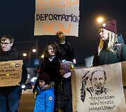 Žmogaus teisių gynėjai ir aktyvistai surengė protestą prie&scaron; deportaciją