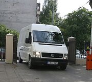 Dėl sugriežtintų muitinės procedūrų Latvijos ir Rusijos pasienyje įstrigusius kelis &scaron;imtus Lietuvos vežėjų antradienio vakarą turėtų pasiekti mineralinio vandens ir maisto produktų siunta. 