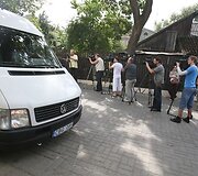 Dėl sugriežtintų muitinės procedūrų Latvijos ir Rusijos pasienyje įstrigusius kelis &scaron;imtus Lietuvos vežėjų antradienio vakarą turėtų pasiekti mineralinio vandens ir maisto produktų siunta. 