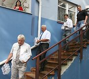 Dėl sugriežtintų muitinės procedūrų Latvijos ir Rusijos pasienyje įstrigusius kelis &scaron;imtus Lietuvos vežėjų antradienio vakarą turėtų pasiekti mineralinio vandens ir maisto produktų siunta. 