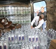 Dėl sugriežtintų muitinės procedūrų Latvijos ir Rusijos pasienyje įstrigusius kelis &scaron;imtus Lietuvos vežėjų antradienio vakarą turėtų pasiekti mineralinio vandens ir maisto produktų siunta. 