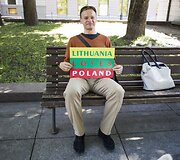 Akcijos dalyviai fotografavosi su plakatu &bdquo;Lietuva myli Lenkiją&ldquo;