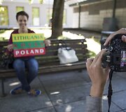 Akcijos dalyviai fotografavosi su plakatu &bdquo;Lietuva myli Lenkiją&ldquo;
