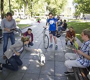 Akcijos dalyviai fotografavosi su plakatu &bdquo;Lietuva myli Lenkiją&ldquo;