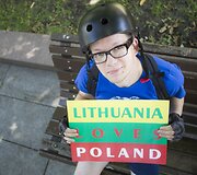 Akcijos dalyviai fotografavosi su plakatu &bdquo;Lietuva myli Lenkiją&ldquo;