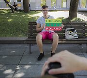 Akcijos dalyviai fotografavosi su plakatu &bdquo;Lietuva myli Lenkiją&ldquo;