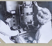 Milda Tiju&scaron;aitė su kolege prie mikroskopo Chemijos institute