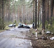 Karačiūnų gatvėje BMW atsitrenkė į medį