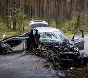 Karačiūnų gatvėje BMW atsitrenkė į medį