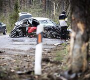 Karačiūnų gatvėje BMW atsitrenkė į medį